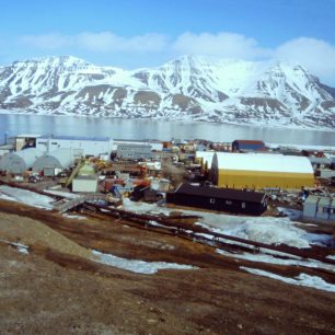 V Longyearbyenu se mísí starý industriální svět s turistickou infrastrukturou, Špicberky