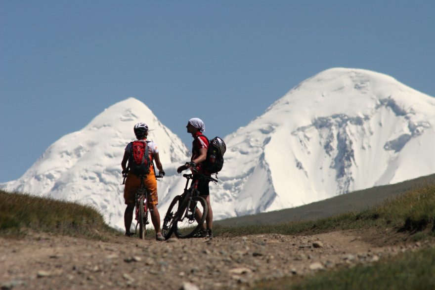 Monumentální výhled na štíty Ťan-šanu, Kyrgyzstán