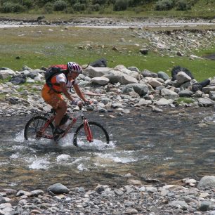 Brod v dolině Karakol, Kyrgyzstán