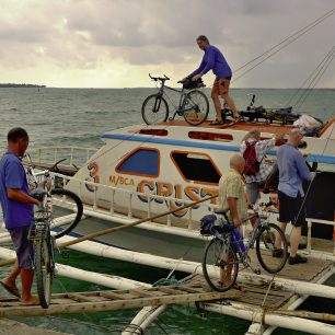 Trajektem na ostrov Bantayn, Filipíny