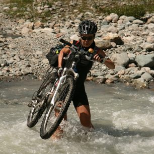 Ledové řeky Ťan-šanu je někdy nezbytné přebrodit, Kyrgyzstán