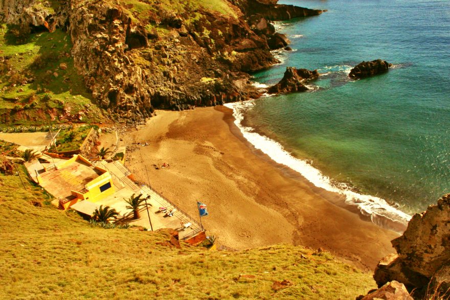 Na Madeiře můžete objevit i písečné a oblázkové pláže, Madeira