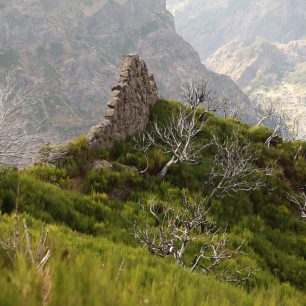 Zdatnější chodci by si rozhodně neměli nechat ujít přechod vrcholové oblasti a nejvyšší horu Pico Ruivo, Madeira