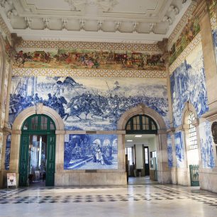 Slavné nádraží Sao Bento v Portu, Portugalsko