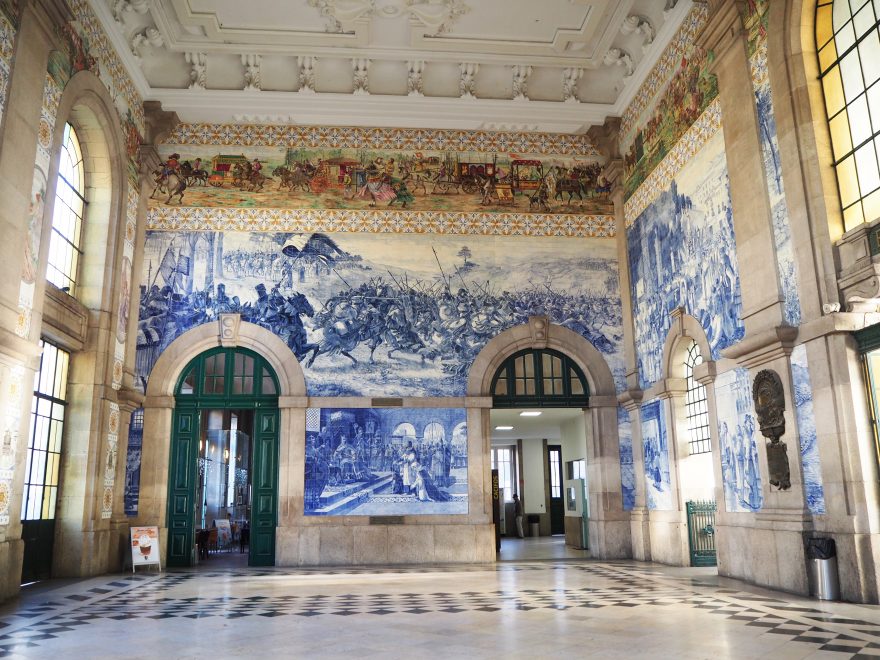 Slavné nádraží Sao Bento v Portu, Portugalsko