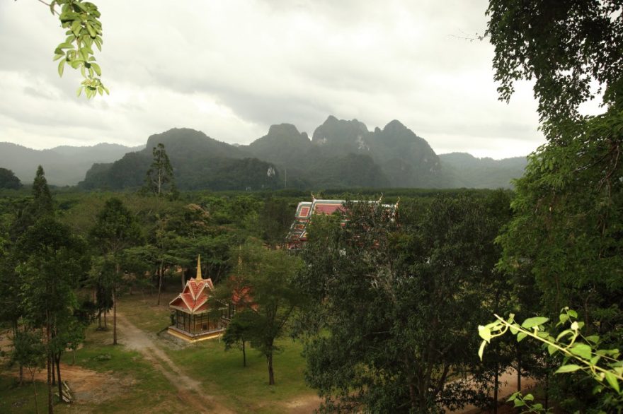 Buddhistický chrám schovaný v džungli, Thajsko