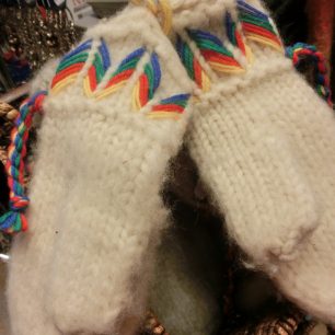 Laponské pletené rukavice se sámskými barvami