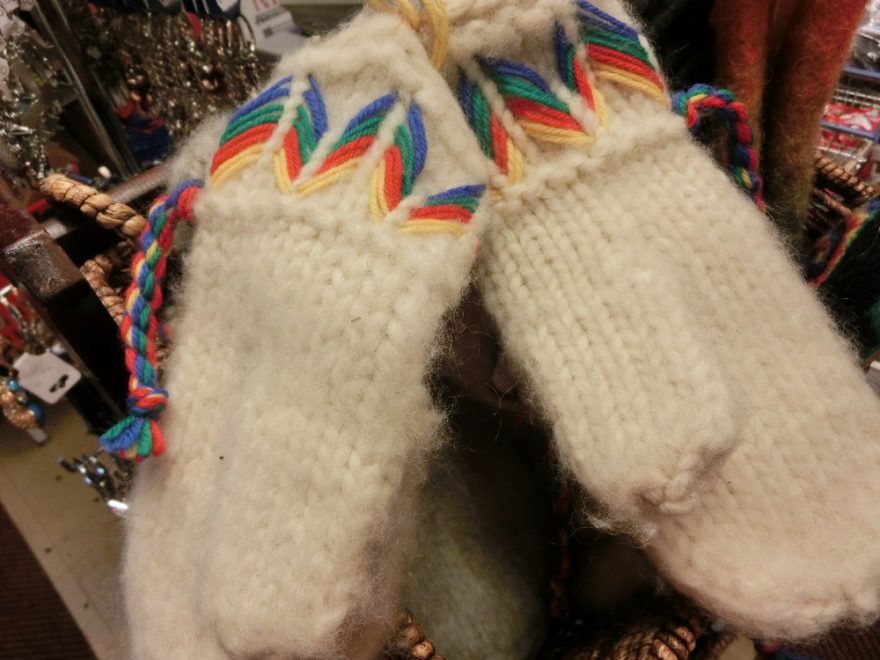 Laponské pletené rukavice se sámskými barvami