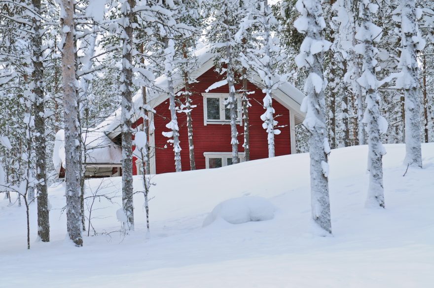 Zasněžená chata v Laponsku, Finsko, zdroj: shutterstock.com