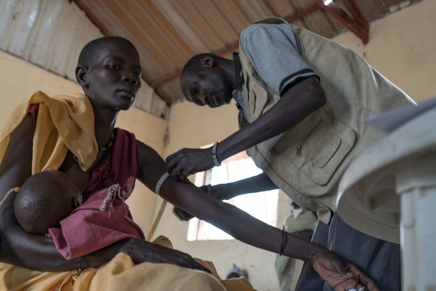 Humanitární pracovník zjišťuje míru podvýživy, Jižní Súdán
