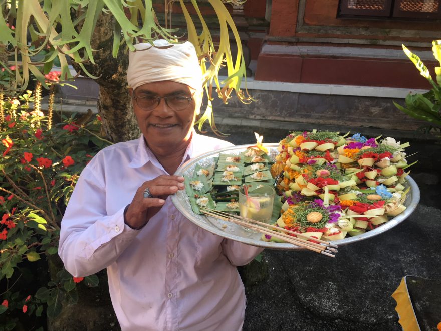 Návštěva u místního šamana nebo požehnání od místního kněze, Bali, Indonésie
