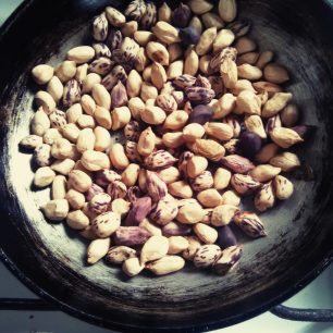 Vaření arašídů, zde zvaných maní, Ekvádor