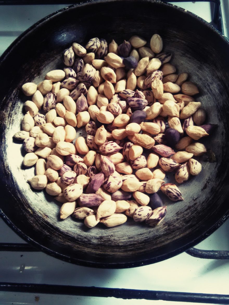 Vaření arašídů, zde zvaných maní, Ekvádor