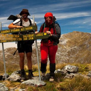 Na vrcholu Gordons Pyramid. V pozadí Mt. Arthur, Nový Zéland