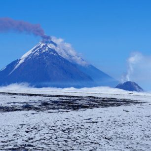 Ključevský vulkán je s výškou 4750 m nejvyšší činnou sopkou Euroasie, Kamčatka, Rusko