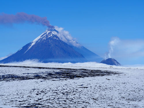 Ključevský vulkán je s výškou 4750 m nejvyšší činnou sopkou Euroasie, Kamčatka, Rusko