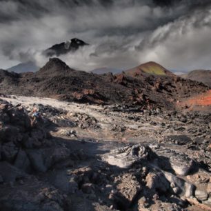 Kouřící vulkány, čertovské čoudíky, bahenní sopky, nekonečné pláně, černá lávová pole - to je trekování na Kamčatce, Rusko