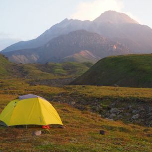 Honem vyběhnout na Ploskij Tolbačik, a pak odsud zmizet dál do nitra sopečné krajiny, Kamčatka, Rusko