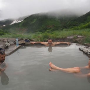 V teplé lázni se dobře zapomíná na strasti cesty, Kamčatka, Rusko