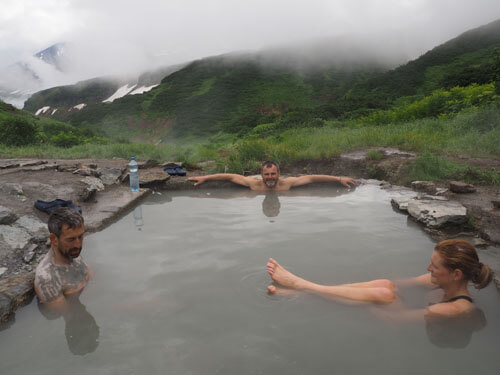 V teplé lázni se dobře zapomíná na strasti cesty, Kamčatka, Rusko