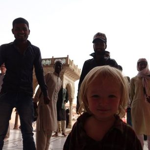 Všichni se se mnou chtějí fotit - to nikdy neviděli kluka jako já? Indie