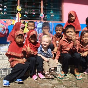 S dětmi ve školce na Sumatře, to mi bylo 11 měsíců, Indonésie