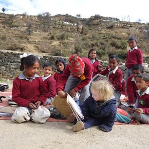 S dětmi ve škole v Himálaji, Indie