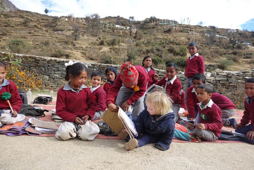 S dětmi ve škole v Himálaji, Indie