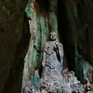 Socha Lady Buddhy v jeskyni Hoa Nghien Mramorových horách, Vietnam