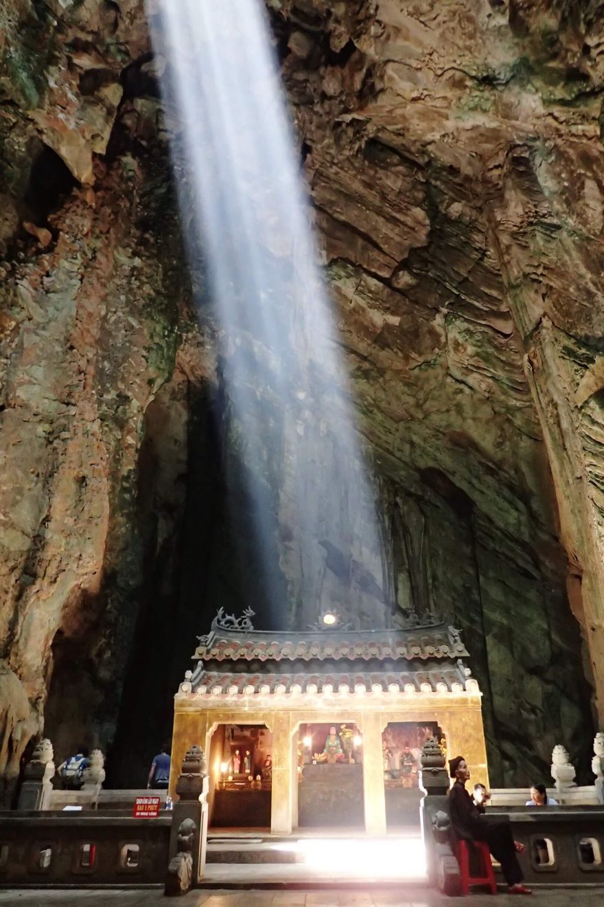 Za jasných dnů vytváří paprsky světla procházející stropem jeskyně Huyen Khong v Mramorových horách až nadpozemské výjevy, Vietnam