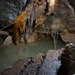 Bahnitá jeskyně Mua Cave (Jeskyně Tančících dívek), kde byla za dob Vietnamské války vojenská nemocnice, Vietnam