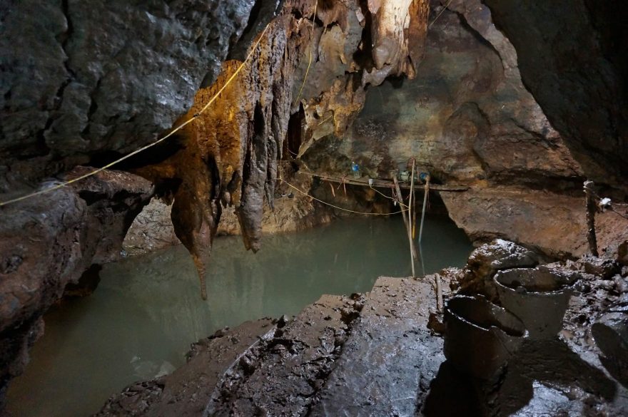 Bahnitá jeskyně Mua Cave (Jeskyně Tančících dívek), kde byla za dob Vietnamské války vojenská nemocnice, Vietnam