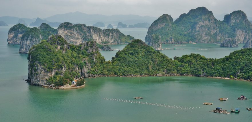 Zátoka Cai Rong vypadá jako Ha Long, leží ale o 50 km víc na sever a nepotkáte tam téměř žádné turisty, Vietnam
