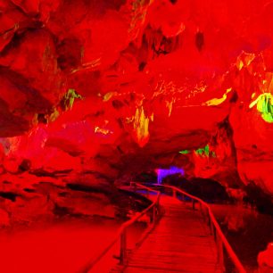 V jeskyni Mermaid v parku Thung Nham to svítí a bliká až trochu moc divoce, Vietnam