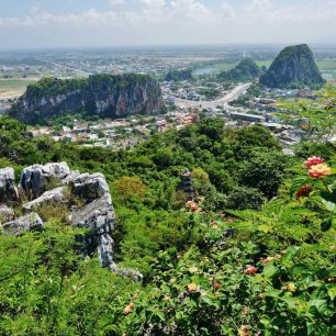 Pohled z nejvyššího vrcholku Mramorových hor na další z kopců, které symbolizují pět základních prvků (ve Vietnamu voda, oheň, země, kov a dřevo), Vietnam
