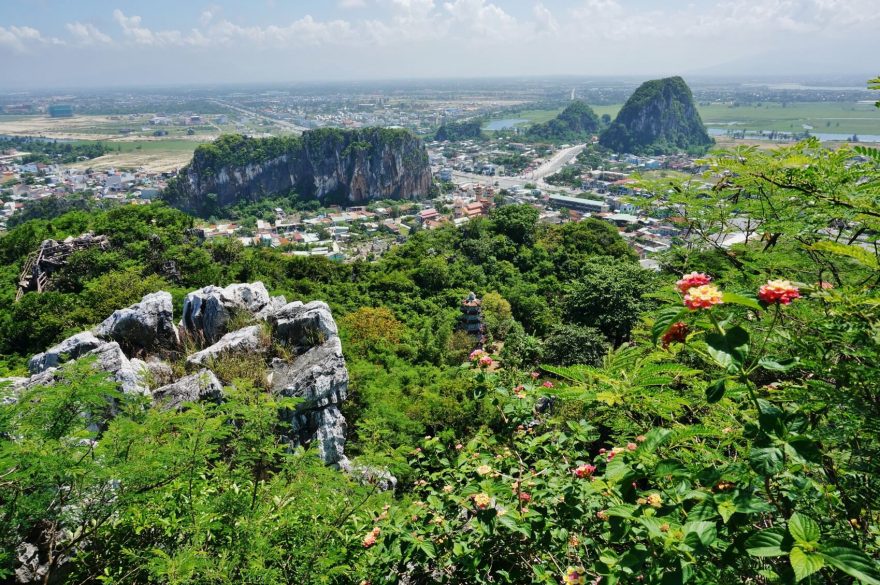 Pohled z nejvyššího vrcholku Mramorových hor na další z kopců, které symbolizují pět základních prvků (ve Vietnamu voda, oheň, země, kov a dřevo), Vietnam