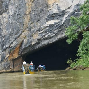 Vplouváme do jeskyně Phong Nha, kde nás čekají překrásné krápníky nejrůznějších tvarů, Vietnam