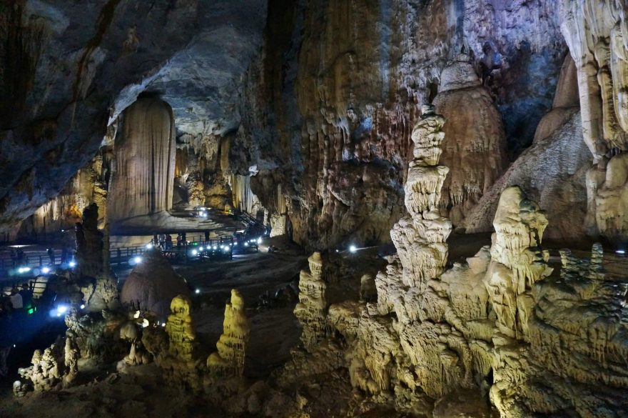 Paradise Cave (Rajská jeskyně) skutečně dostává svému jménu, a navíc je tak obrovská, že by tam mohlo přistát i letadlo…, Vietnam