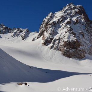 Nekonečné sněhové ploch Ťan-šanu pokrývá jen málo lyžařských stop, Kazachstán