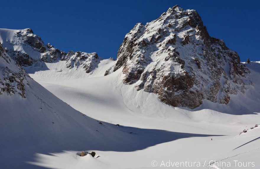 Nekonečné sněhové ploch Ťan-šanu pokrývá jen málo lyžařských stop, Kazachstán