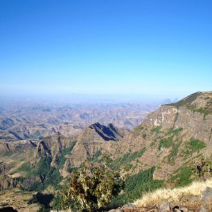 Úzké pěšinky nás vedly podél hlubokých propastí, Simien, Etiopie