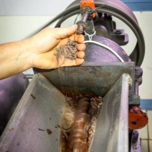 Pražené boby se pomelou a malým lisem se z hmoty vytlačí kakaové máslo, Kostarika