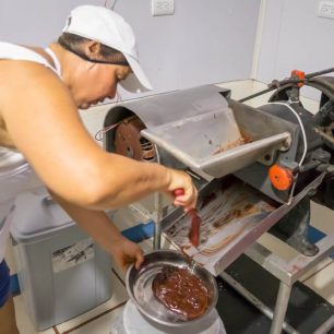 José vyrábí trochu čokolády na prodej turistům, Kostarika