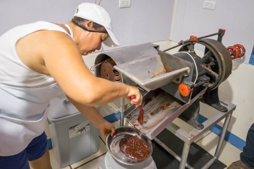 José vyrábí trochu čokolády na prodej turistům, Kostarika