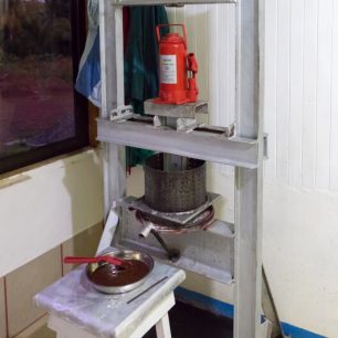 Pražené boby se pomelou a malým lisem se z hmoty vytlačí kakaové máslo, Kostarika