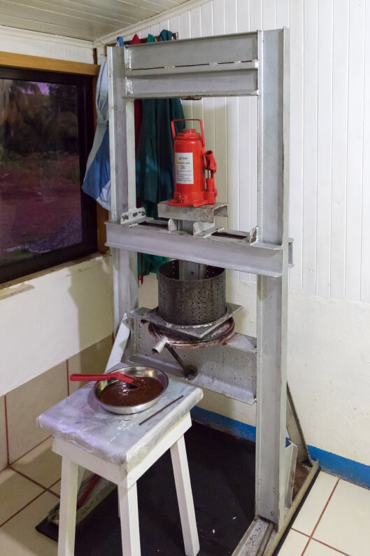 Pražené boby se pomelou a malým lisem se z hmoty vytlačí kakaové máslo, Kostarika