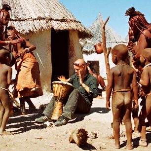 Autor článku u domorodého kmene Himbů, Afrika