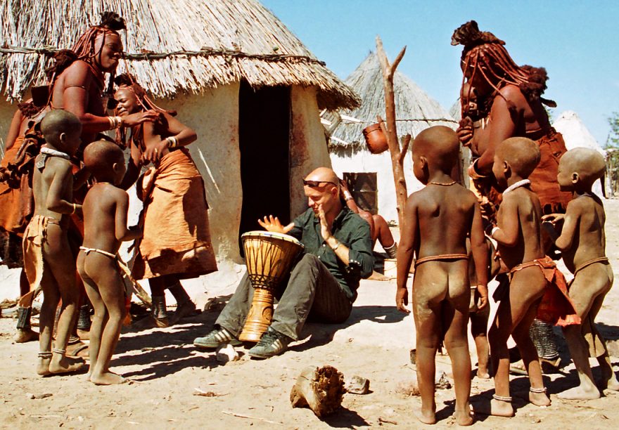 Autor článku u domorodého kmene Himbů, Afrika