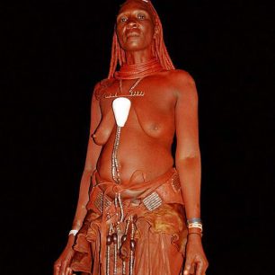 Himbové se potírají červenou hlínou, Afrika