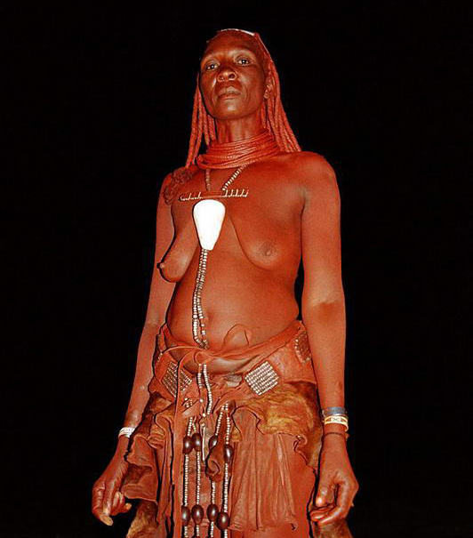 Himbové se potírají červenou hlínou, Afrika